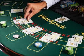 Antarmuka aplikasi mobile jackpot338 menampilkan meja dealer langsung dan pasar olahraga